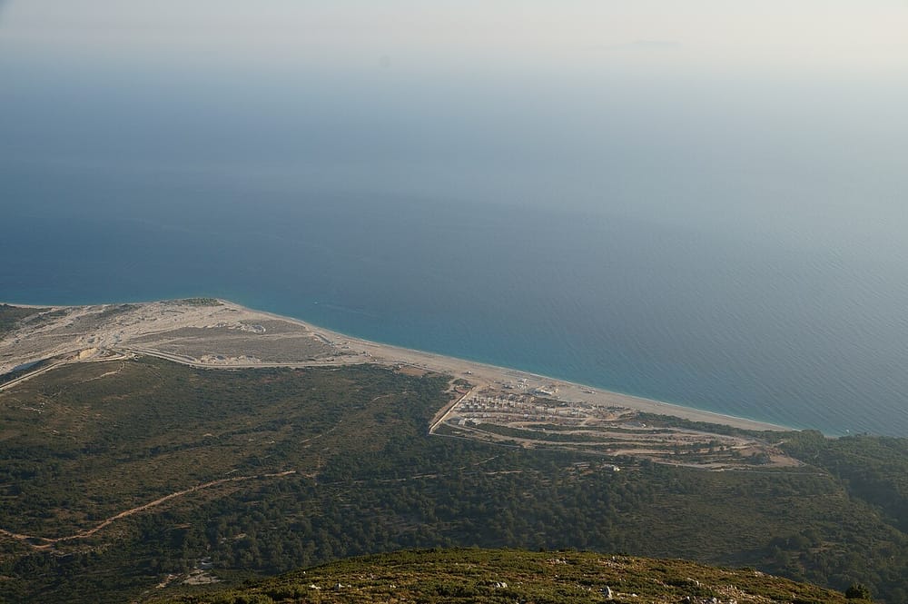 Zjarret në Shqipëri favorizohen nga era dhe temperaturat