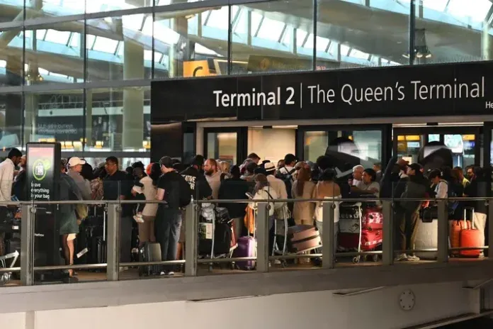 Kaos në aeroportet britanike pas një problemi teknik
