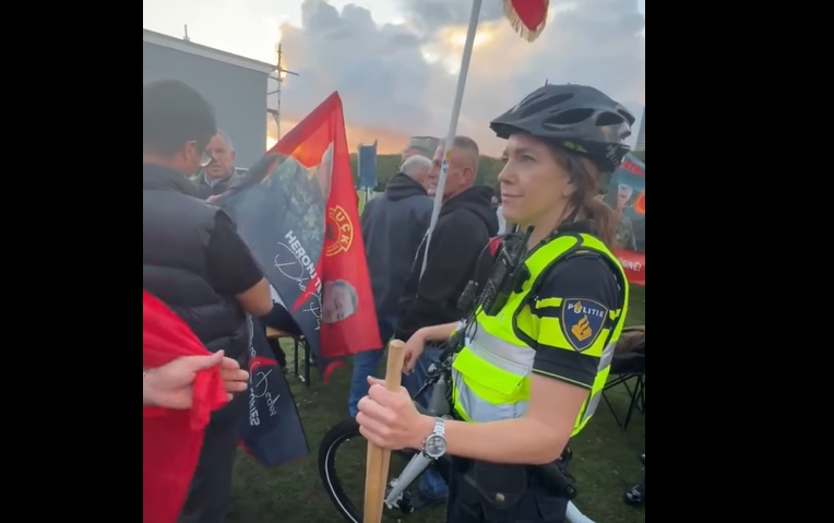 Polica e Hagës konfiskon shtizat e flamujve përpara verdiktit për ish-krerë të UÇK-së