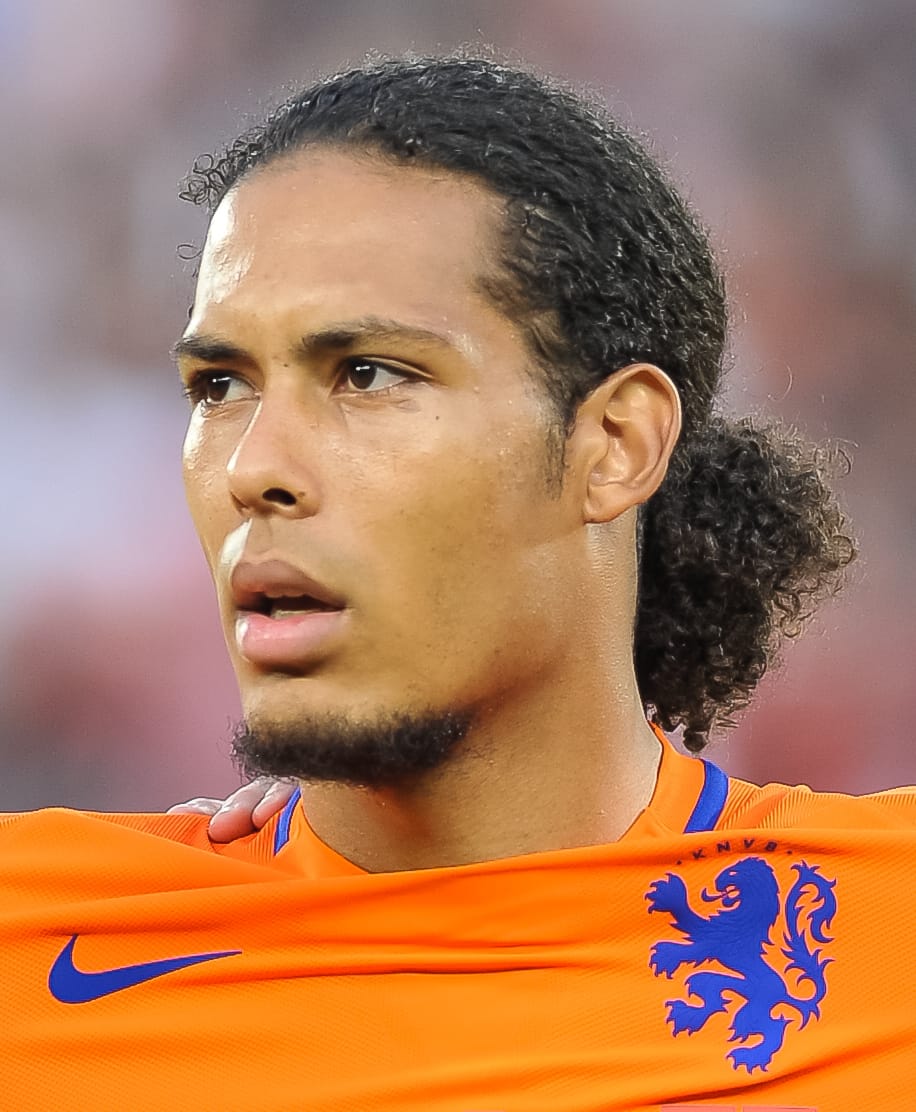 Virgil van Dijk kërkon qartësi për të ardhmen dhe takon Xavi Hernandez