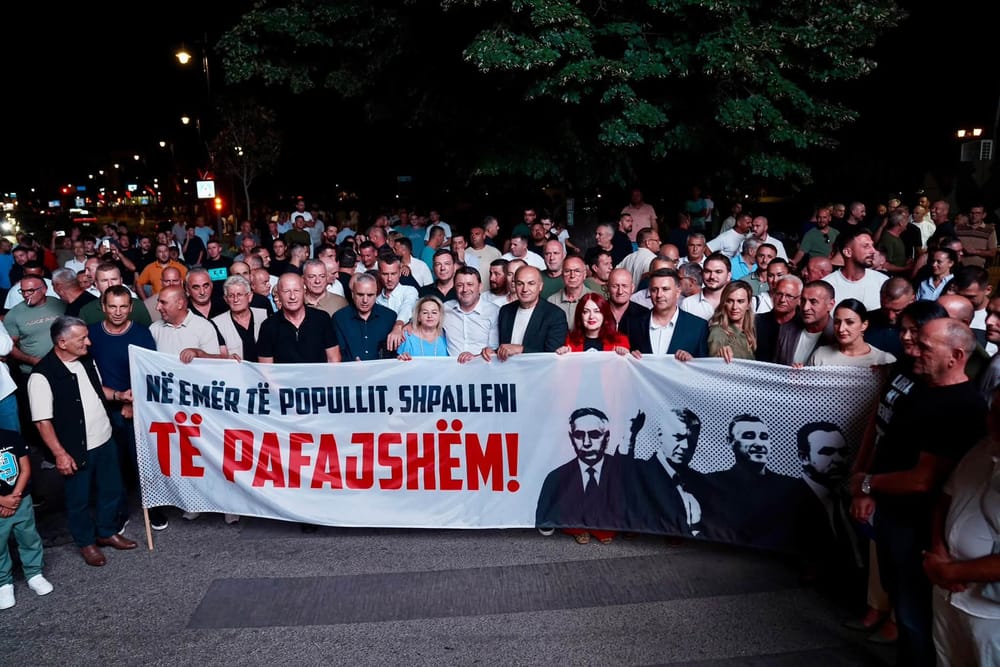 “Ora e Pritjes” në Gjakovë, baneri “Të pafajshëm” për krerët e UÇK-së