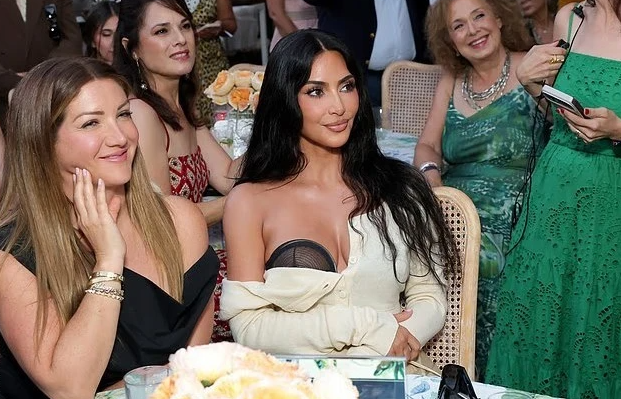 Kim Kardashian dhuron 50 mijë dollarë për familjet në kufirin SHBA-Meksikë