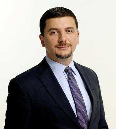 Memli Krasniqi poston foto nga sheshi në Prishtinë në pritje të verdiktit të Hagës