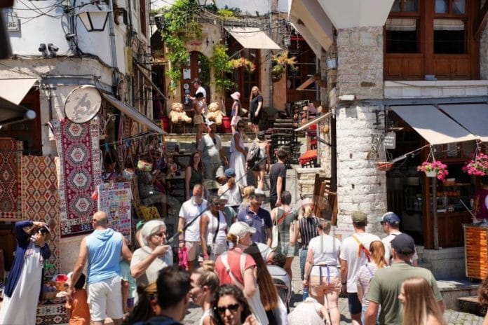 Ministri Gonxhja uron Ditën Ndërkombëtare të Turizmit dhe thekson trashëgiminë kulturore