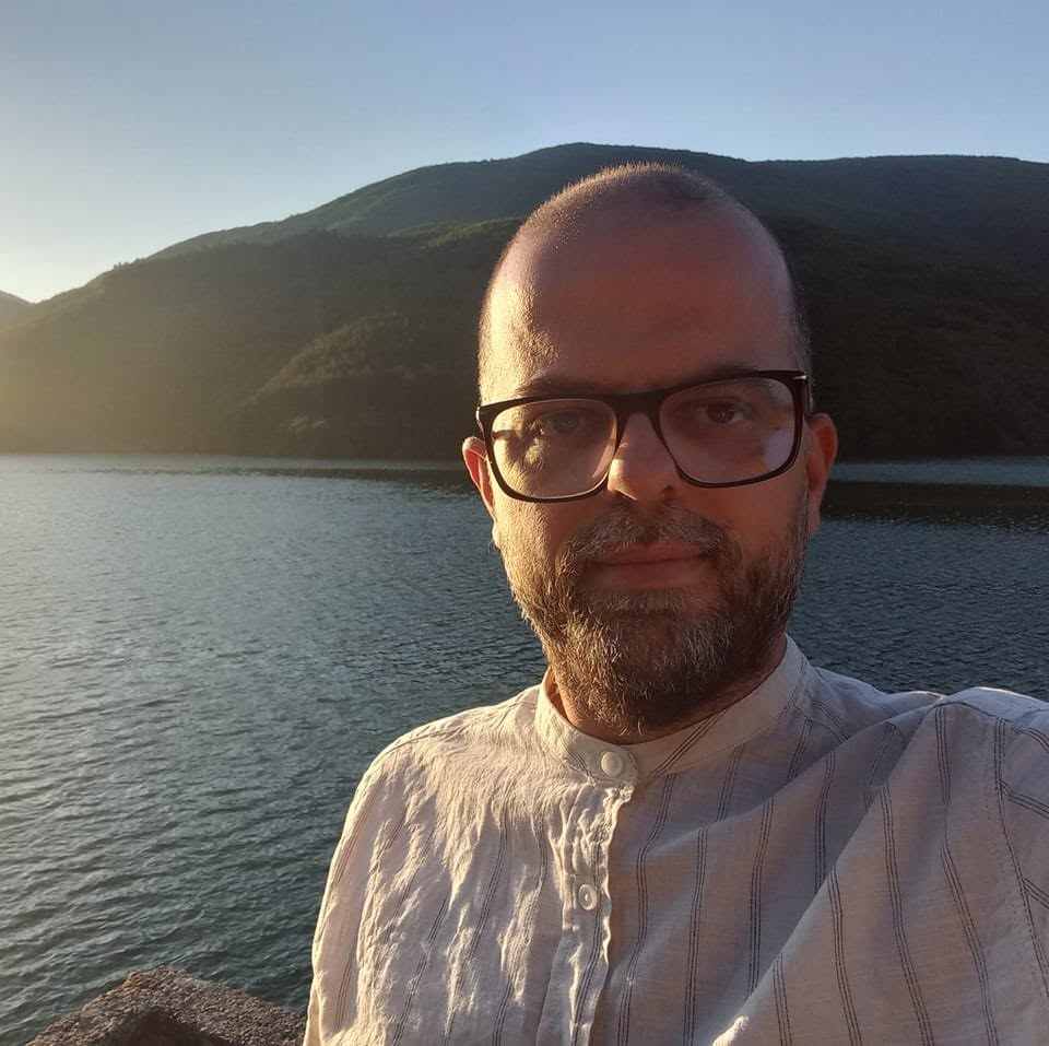 Hamdi Nuhiju reflekton mbi luftën metaforike midis hijenave dhe hijeve
