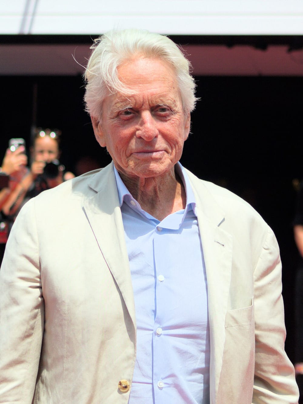 Michael Douglas vizitoi Shqipërinë në vitin 2000