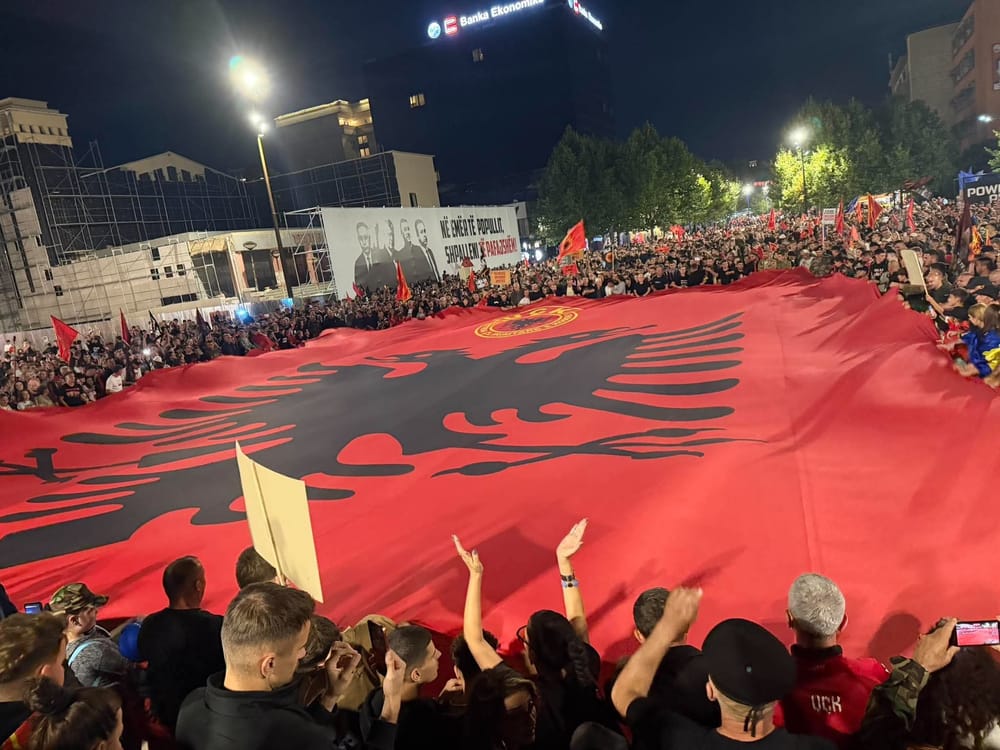 Flamuri gjigant me emblemën e UÇK-së shpaloset në protestën kundër Hagës