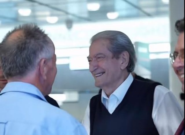 Sali Berisha mbërrin në SHBA dhe pritet nga shqiptarët