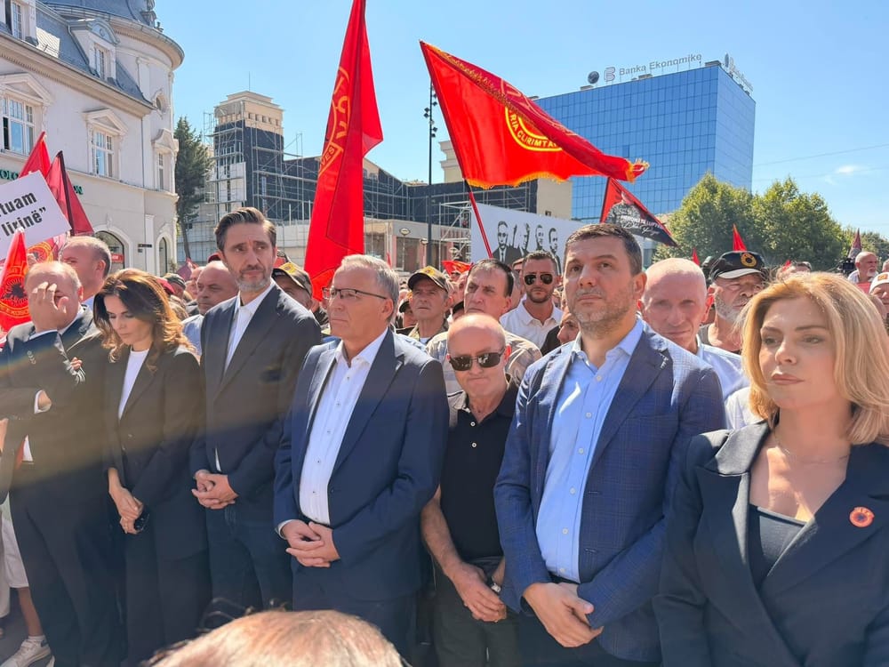 Bedri Hamza dhe deputetët e PDK-së bashkohen protestës kundër vendimit të Hagues