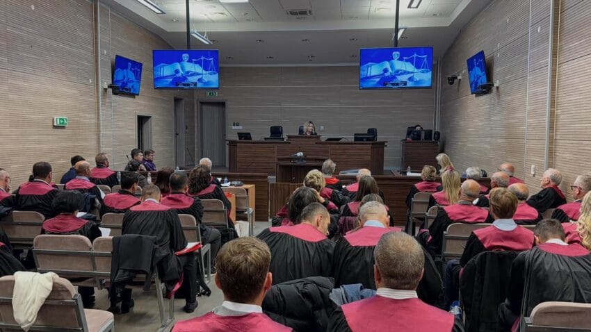 Nis gjykimi në mungesë për 53 të akuzuarit e Masakrës së Mejës