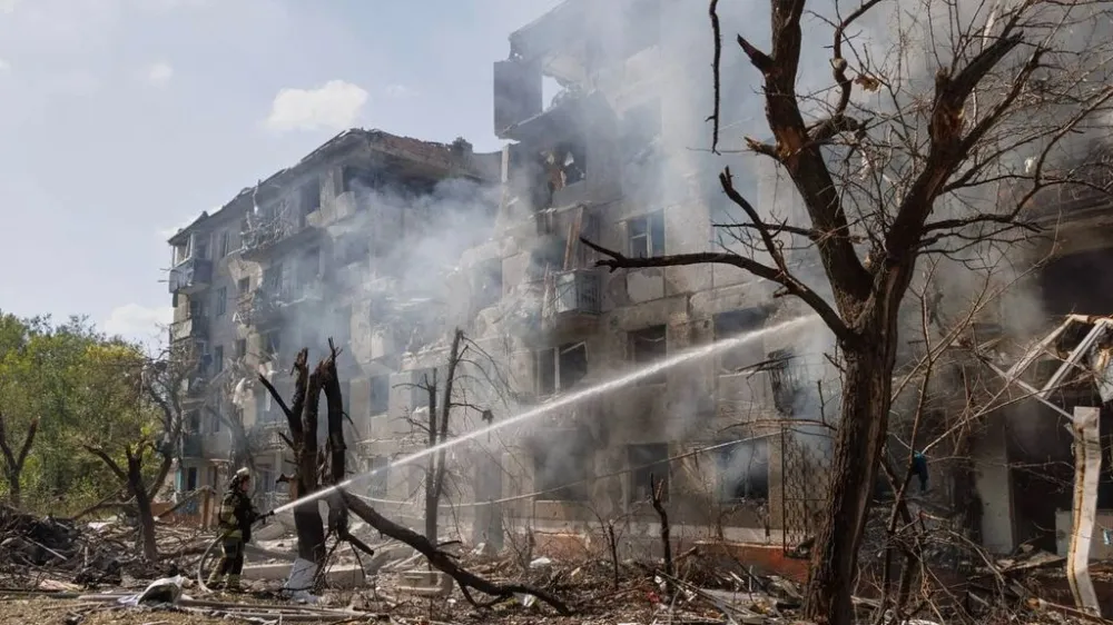Rusia sulmon me dronë stacionin e benzinës dhe depot në Kiev