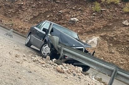 Aksident në Selenicë, shoferja përplaset me barrierat mbrojtëse të rrugës