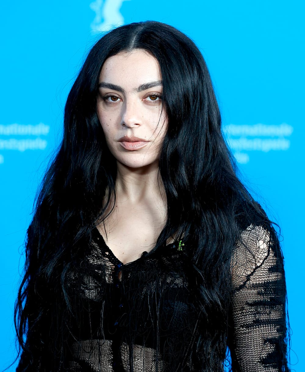 Charli XCX reaguan pas kritikeve për vetëm gjashtë koncerte në Evropë