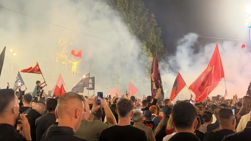 Qytetarë protestojnë për tretën natë radhazi në Prishtinë kundër vendimit të Speciales