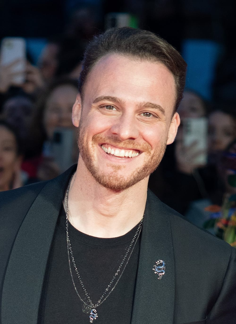 Kerem Bürsin thyen heshtjen për jetën private mes zërave për romancë