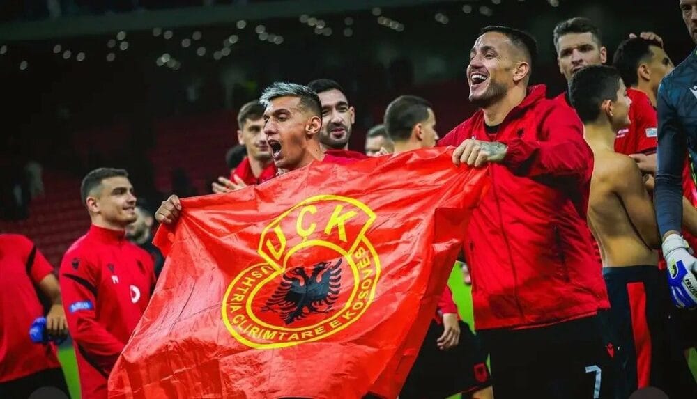 Shqipëria mposht Bjellorusinë 2-0 dhe lojtarët festojnë me flamurin e UÇK-së