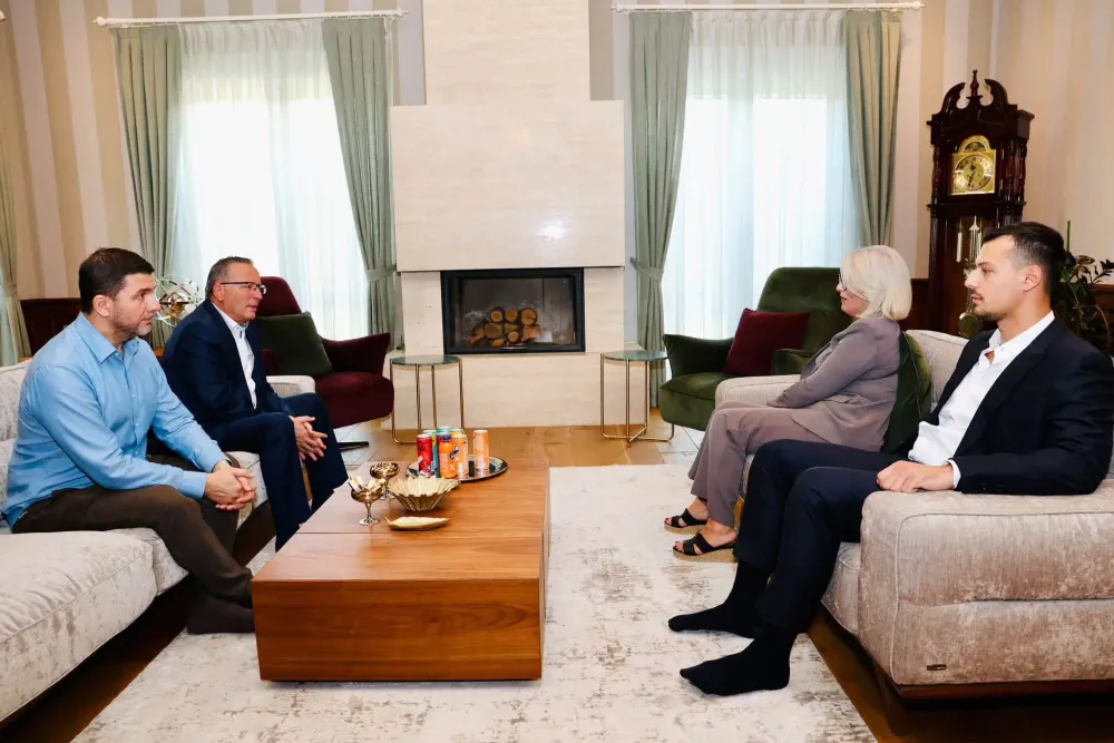 Hamza viziton familjet Thaçi, Veseli dhe Krasniqi pas Hagës