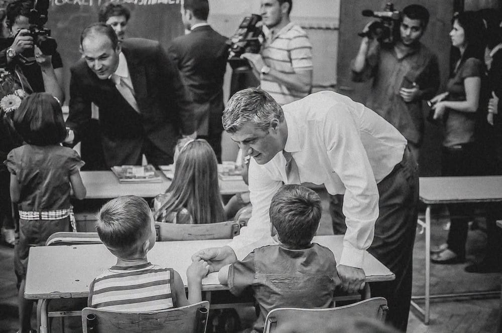 Hoxhaj publikon foto me Thaçi: Kur isha ministër, të gjithë nxënësit morën libra falas