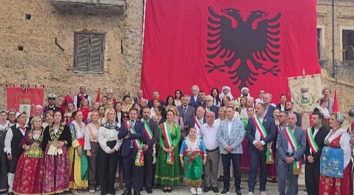 Arbëreshët dhe shqiptarët bashkohen në Kalabri me mesazh për Kosovën