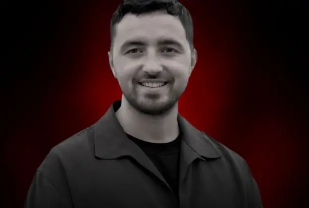 Motra e Laurent Krasniqit ndan fjalë prekëse pas varrimit të tij