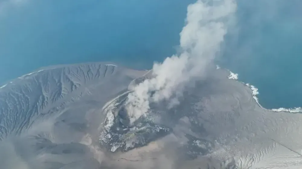Vullkani në Indonezi ndërpret fluturimet dhe bllokon udhëtarët