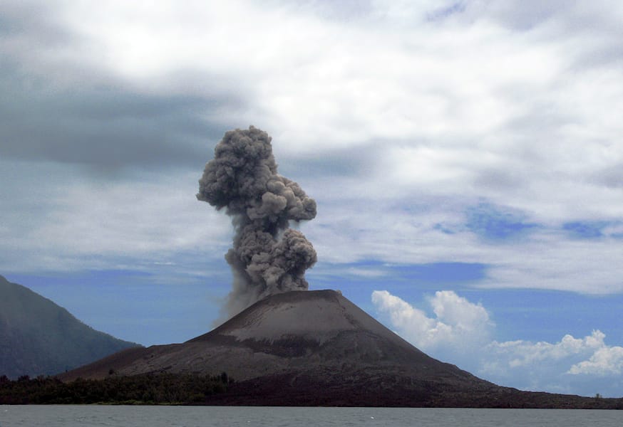 Aktiviteti i vullkanit Anak Krakatau ndërpret fluturimet në Xhakartë