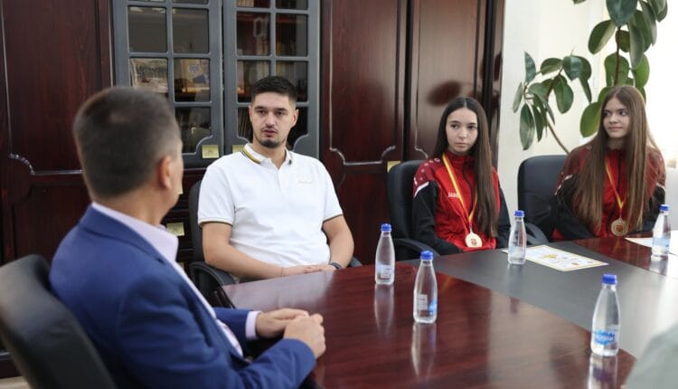 Kryetari Kasami pritet karateistet e reja Buna Sherifi dhe Erjona Emini
