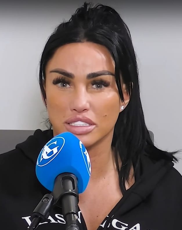 Katie Price shfaqet me bikini provokuese në plazhin e Marbella-s