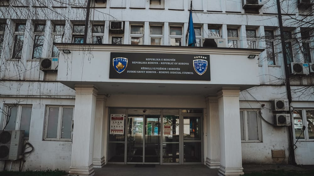 Krerët e gjykatave ngrenë alarmin për mijëra lëndë në pritje dhe paga të ulëta