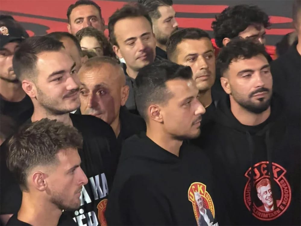 Ledri Vula me bluzë me Thaçin në protestën e pestë në Prishtinë