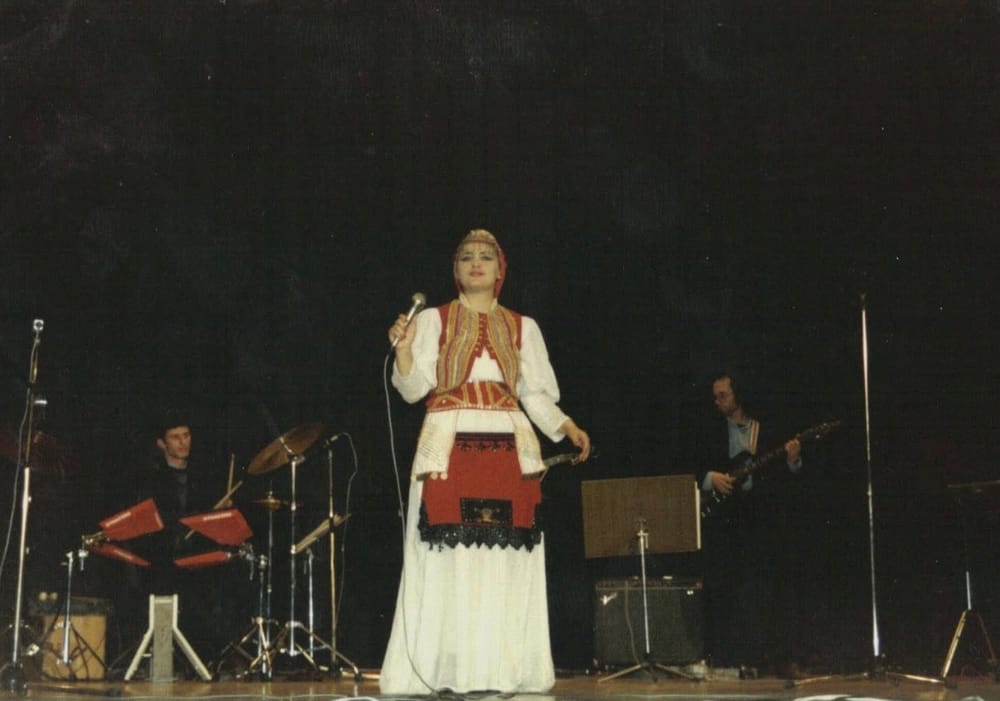 Parashqevi Simaku kërkon ribashkim me djalin dhe rikthim në Kavajë