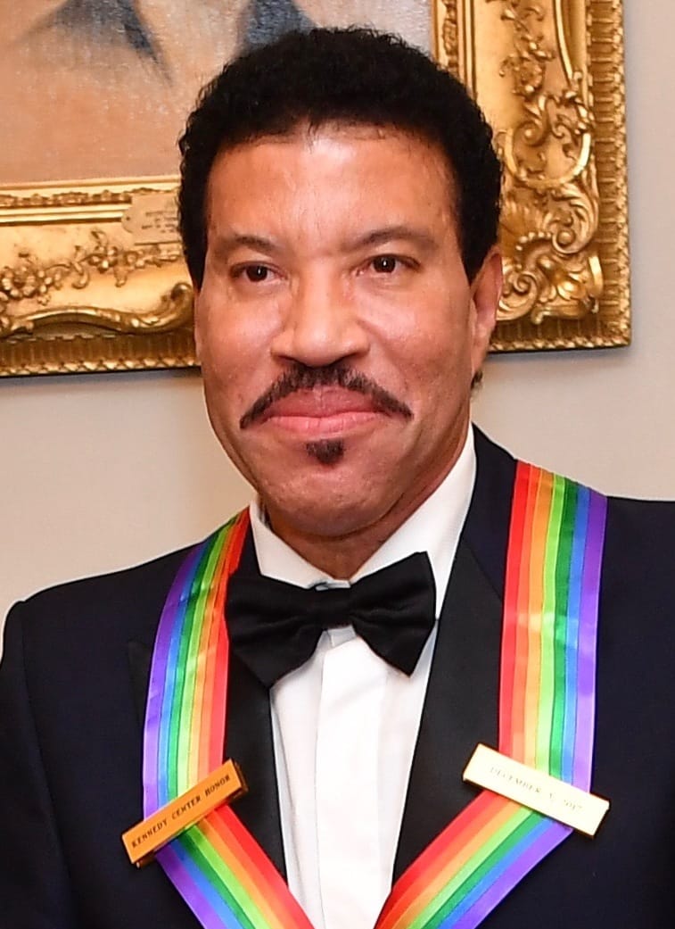 Lionel Richie tërhiqet përkohësisht nga skena pas operacionit