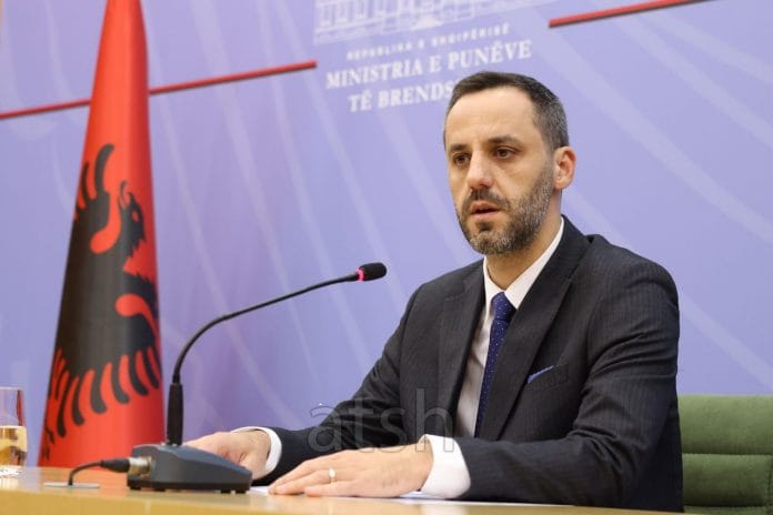Rishikim i kriterit të moshës për pranimin në shërbimin zjarrfikës