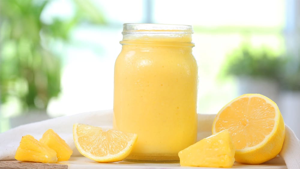 Smoothie me banana, jogurt, limon dhe liri për zvogëlimin e peshës