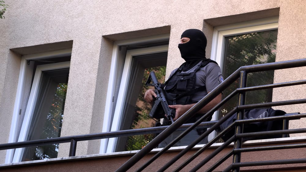 Arrestohen tre persona në Prishtinë për fajde dhe kanosje