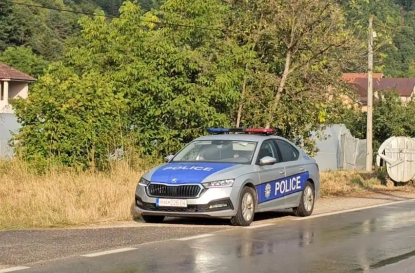 Tre persona ikin nga policia në Gjakovë dhe përfundojnë në vetaksident