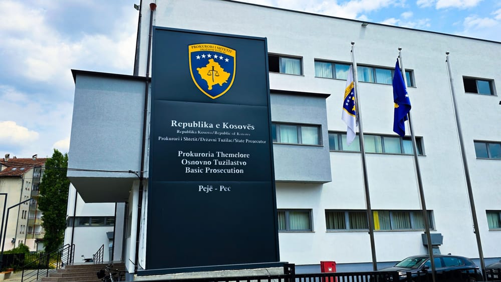 Aktakuzë ndaj tre personave për narkotikë dhe armë në Pejë