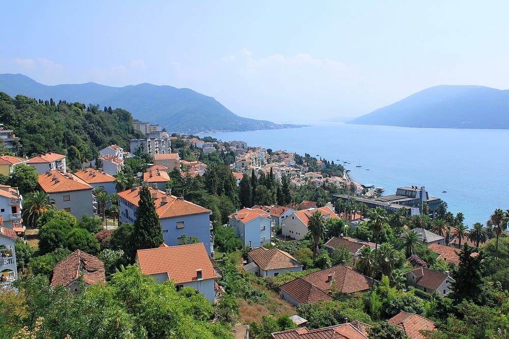 Kori nga Beogradi provokon me këngë nacionaliste në Herceg Novi