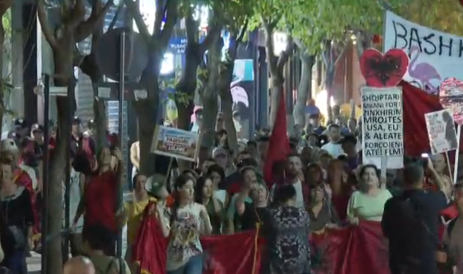 Protesta vazhdon