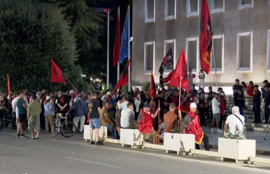 Diaspora i bashkohet protestës, marshim drejt Drejtorisë së Policisë