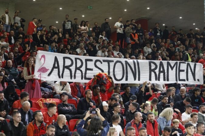 Tifozët çojnë protestën në stadiumin “Air Albania” gjatë ndeshjes