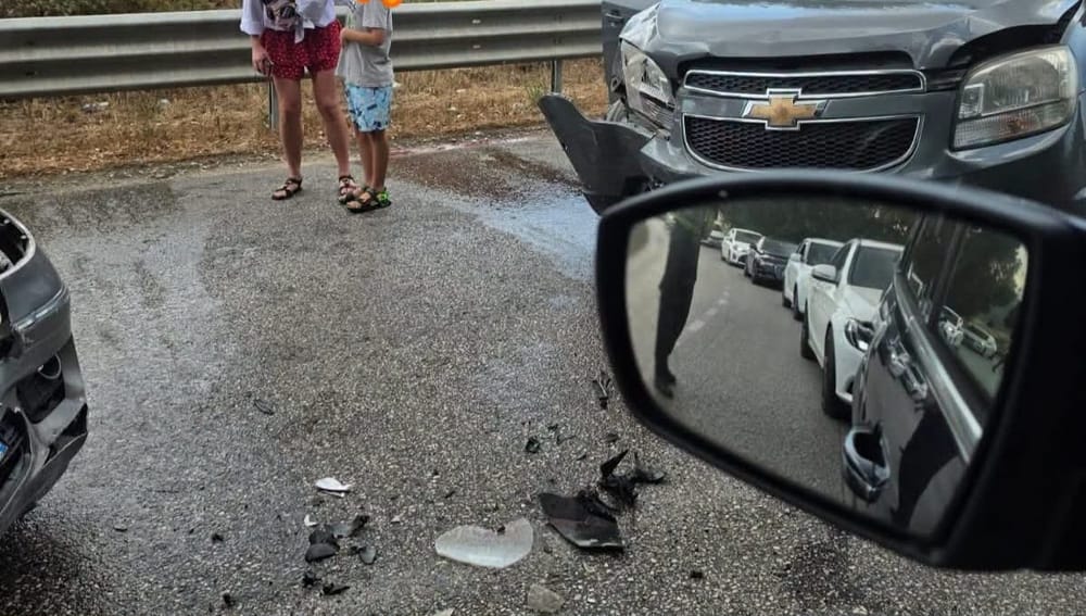 Aksident në aksen Qishbardhë-Peshkëpi, dy automjete përplasen dhe turistët plagosen lehtë