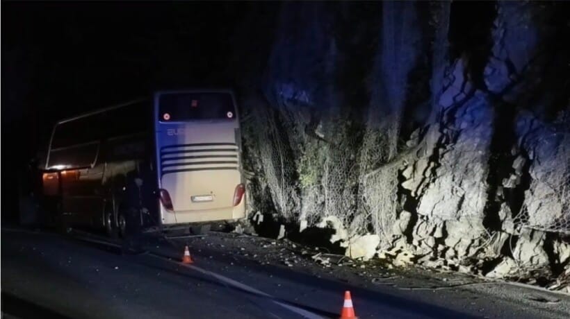 Autobusi me rreth 90 nxënës godet shkëmbin në Malin e Zi