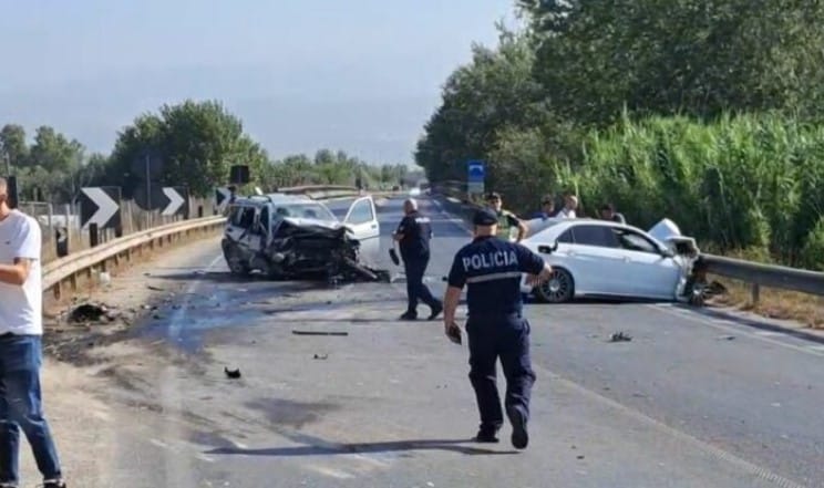 Aksident në aksin Elbasan-Peqin: Përplaset makina, plagosen një grua dhe një fëmijë
