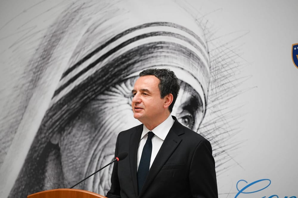 Kurti promovon libër për Nënë Terezën: Ajo u shndërrua në urë, jo në mur