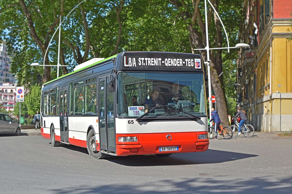 Transporti publik në Tiranë rikthehet me flotë të plotë pas subvencioni 3-mujor për naftën