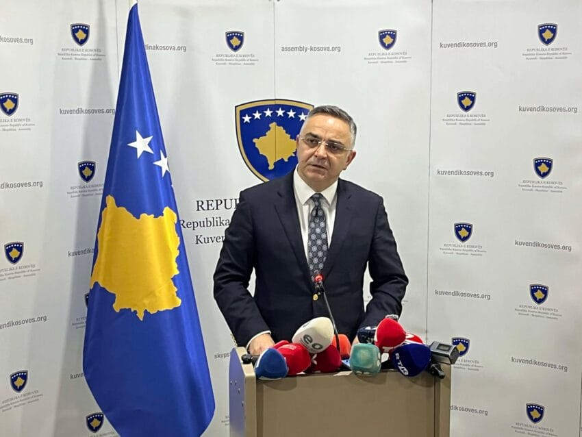 Besnik Tahiri kërkon rezolutë të Kuvendit për vendimin e Hagës