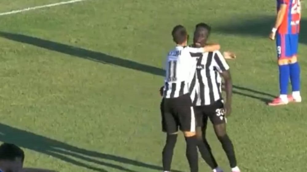 Incident në Laçi–Vllaznia, Mehmeti goditet me shapka dhe merr karton të kuq