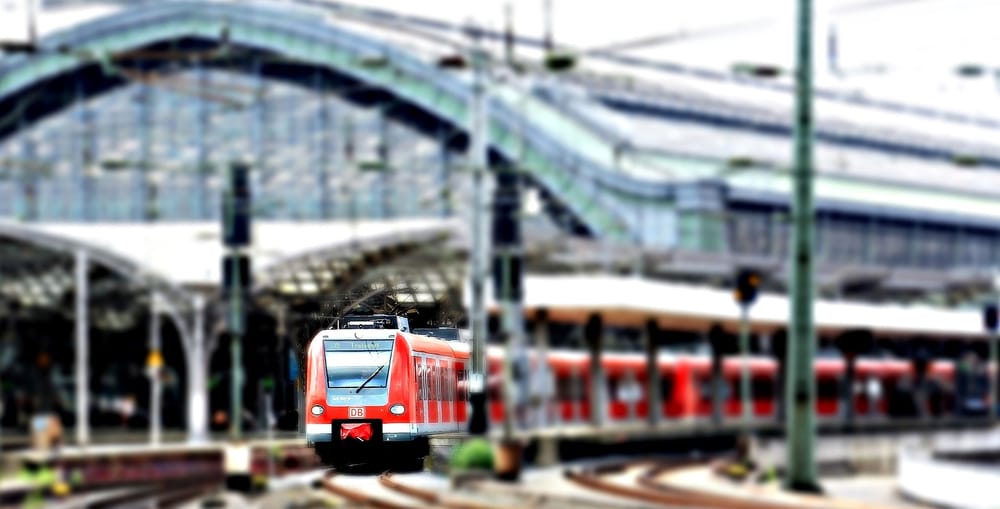 Treni del nga shinat në Francë, 44 persona të lënduar