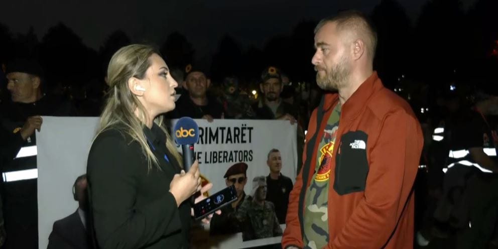Foto: abcnews.al — Ish çlirimtarët në prag të seancës në Hagë